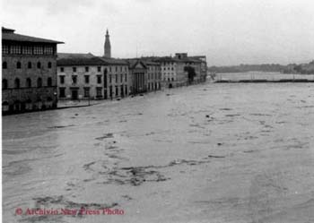 L'alluvione di Firenze: Il fiume Arno in piena