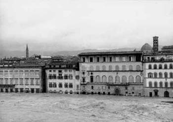L'alluvione di Firenze: il fiume invade Lungarno Corsini 
