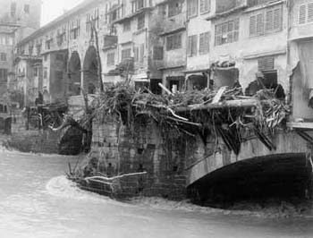L'alluvione di Firenze: Ponte Vecchio (lato Uffizi) la mattina del 5