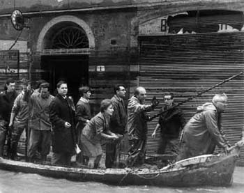 L'alluvione di Firenze: il salvataggio di alcuni fiorentini abitanti in via De’ Neri