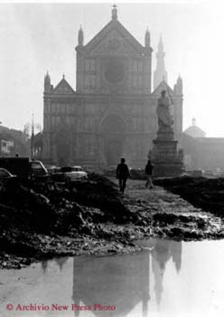 L'alluvione di Firenze: Piazza Santa Croce dopo l'alluvione