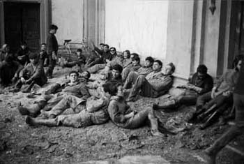 L'alluvione di Firenze: Angeli del fangoul pavimento della Biblioteca Nazionale