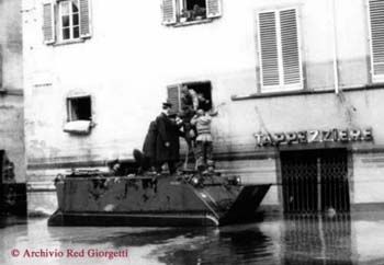 L'alluvione di Firenze: primi aiuti