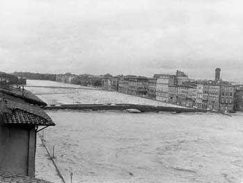 L'alluvione di Firenze: Il fiume in piena a Ponte alla Carraia