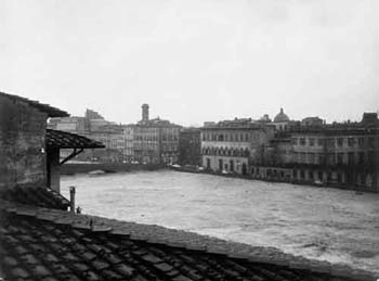 L'alluvione di Firenze: il livello del fiume gi&agrave; minaccia il Lungarno Corsini
