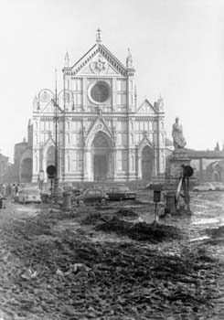 L'alluvione di Firenze: Piazza Santa Croce dopo l'alluvione