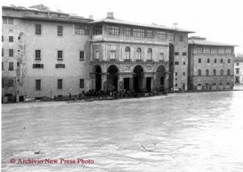 L'alluvione di Firenze: Il fiume raggiunge la Galleria degli Uffizi